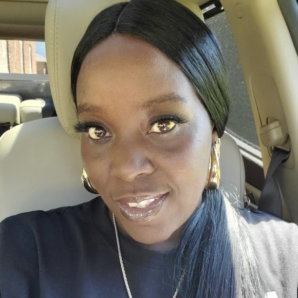 Meet your Posher, Daviene - Picture 1 of 1